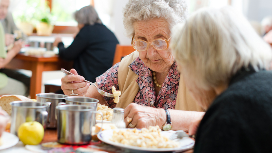 Många drar ner på maten för att gå ner i vikt, men när man blir äldre kan det snarare handla om att hålla vikten uppe. Foto: Shutterstock